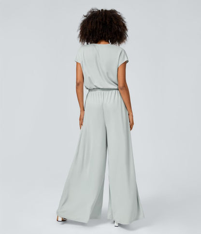 Jumpsuit™ - Tuta con scollatura a V, maniche corte, tasche laterali a pieghe e gamba larga, motivo a onde fluide.