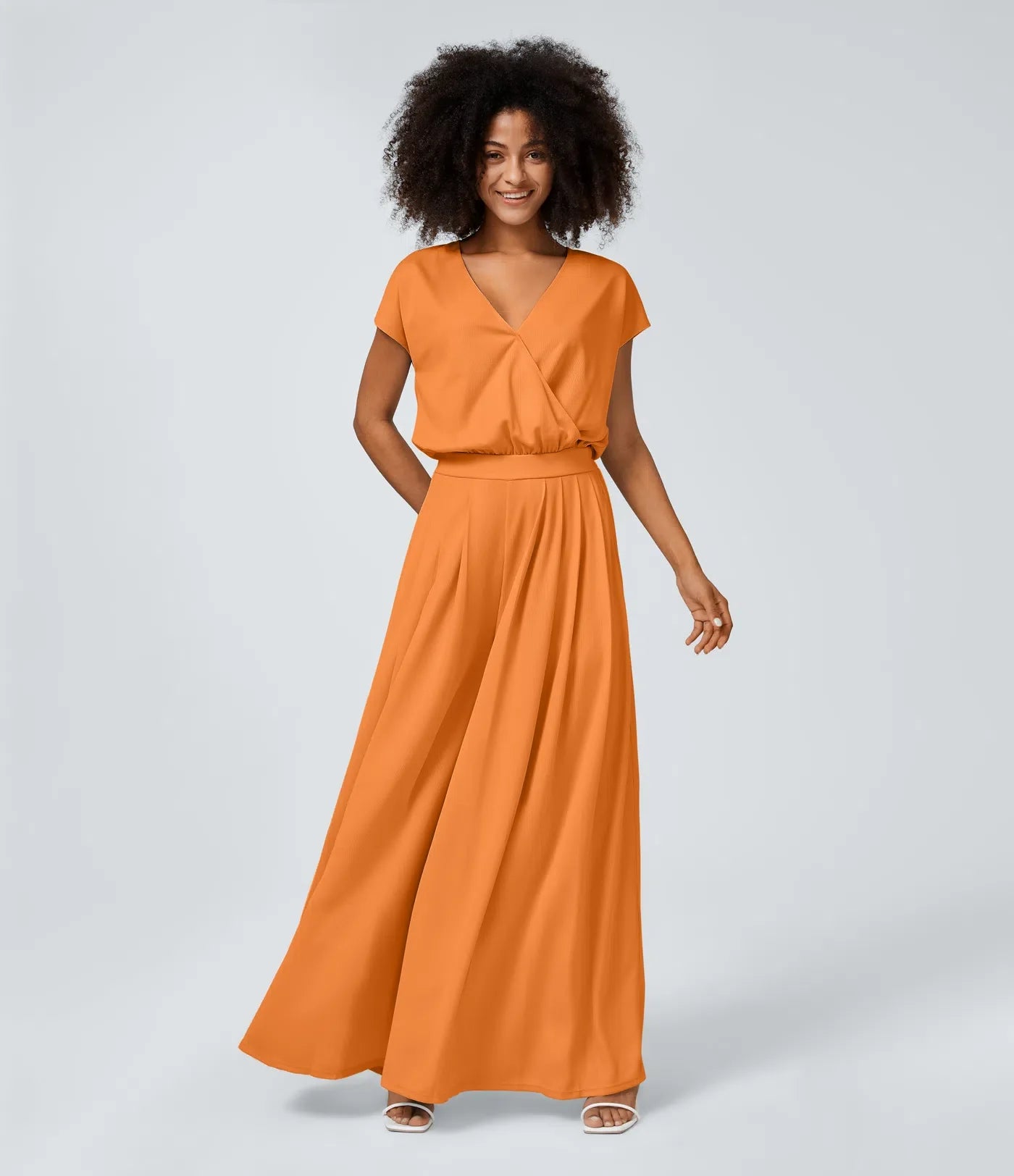 Jumpsuit™ - Tuta con scollatura a V, maniche corte, tasche laterali a pieghe e gamba larga, motivo a onde fluide.