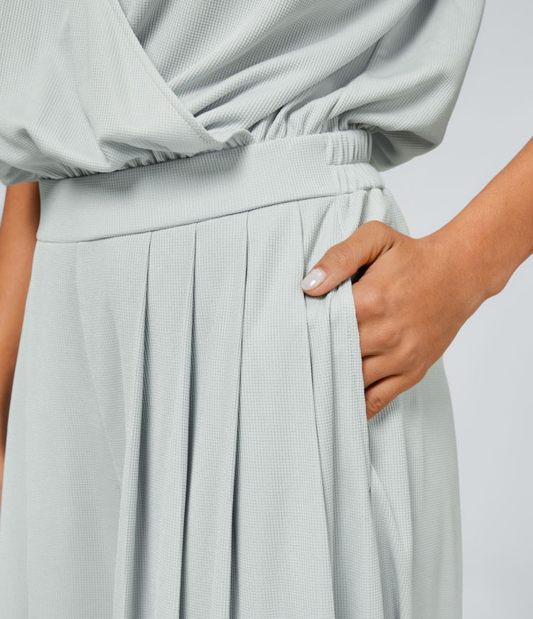 Jumpsuit™ - Tuta con scollatura a V, maniche corte, tasche laterali a pieghe e gamba larga, motivo a onde fluide.